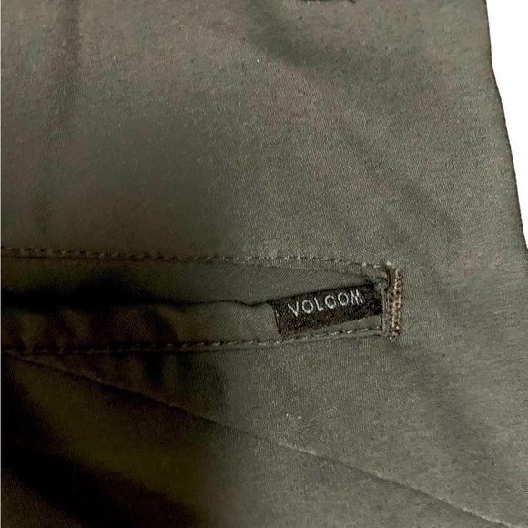 VOLCOM GREY SHORTS WITH POCKETS LIGHT WEIGHT EXCELLENT CONDITION SIZE 34 - Picture 3 of 4